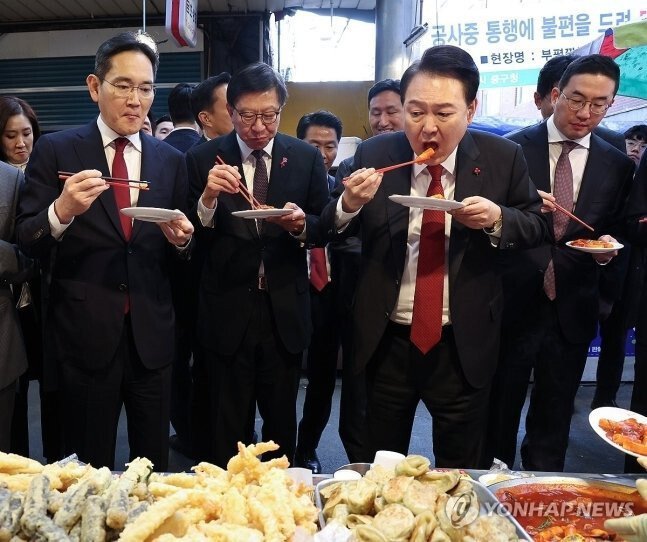대통령이랑 시장에서 떡튀순 먹는 삼성 이재용도 못참는거