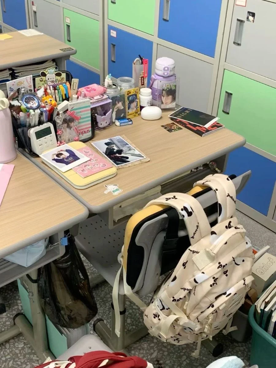 싱글벙글 요즘 MZ 학교 책상