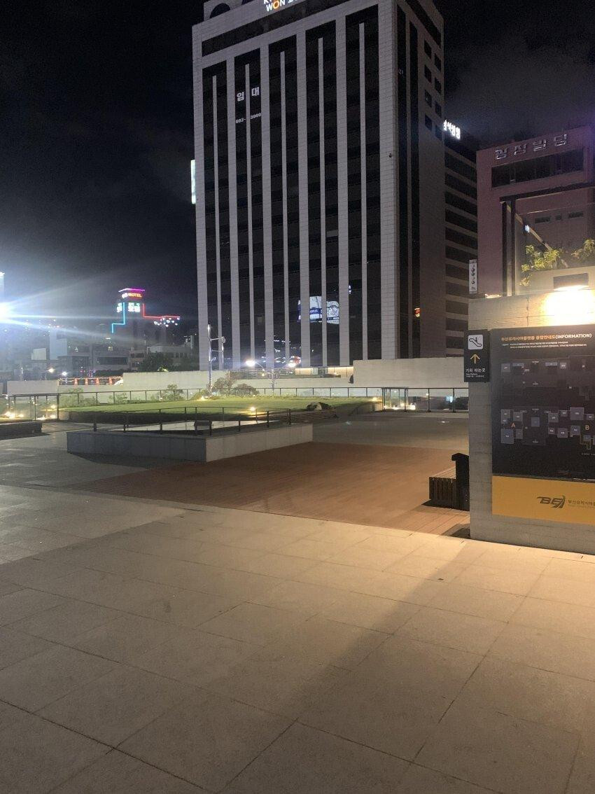 노숙자가 사라진 부산역 모습.
